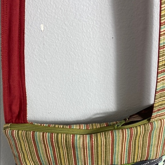 Red Crossbody Bag with Woven Texture and Structured Design - Picture 7 of 12